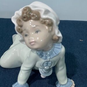 Lladro Porcelain Baby Sitting on Floor #5101 (glossy)